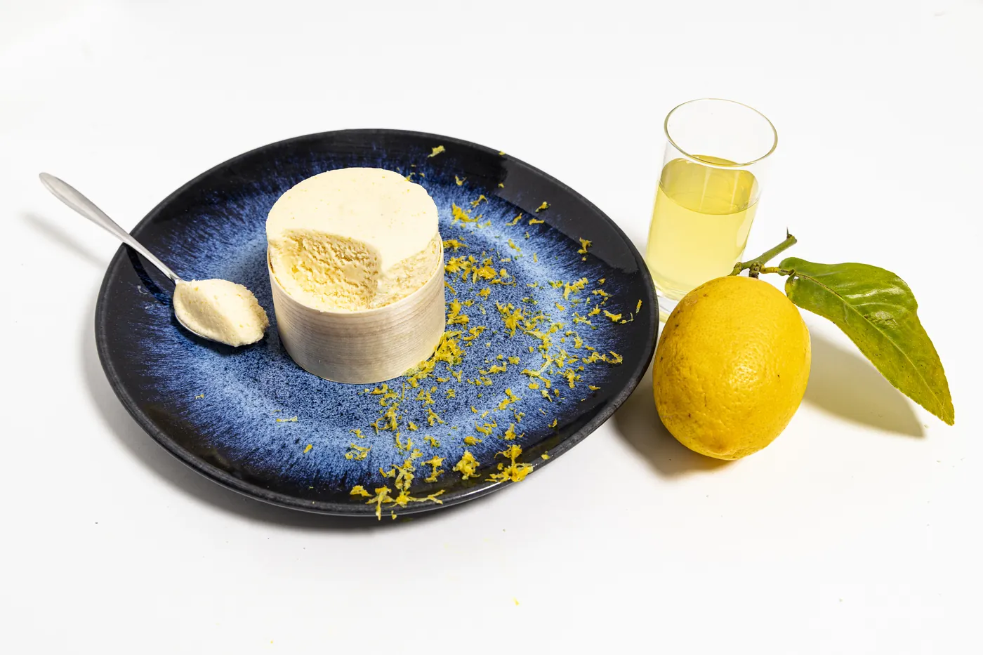 Soufflé glacé au Limoncello Les Saveurs de René dressé sur assiette avec zestes de citron